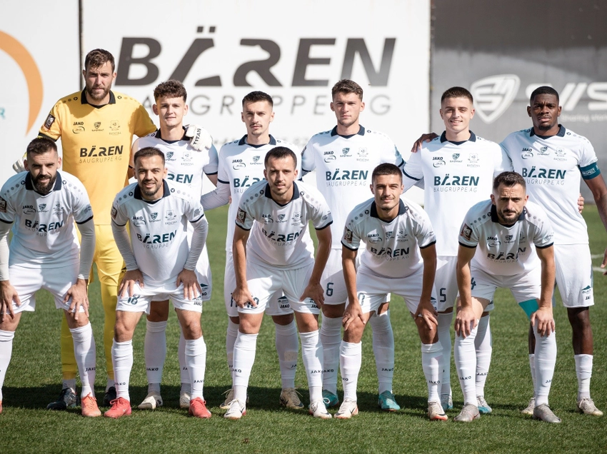 Bären Baugruppe AG as a football sponsor: the team in white kits with the Bären logo, lined up before a Bären banner